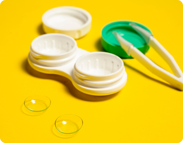 Contact lenses with a lens case and handling tweezers